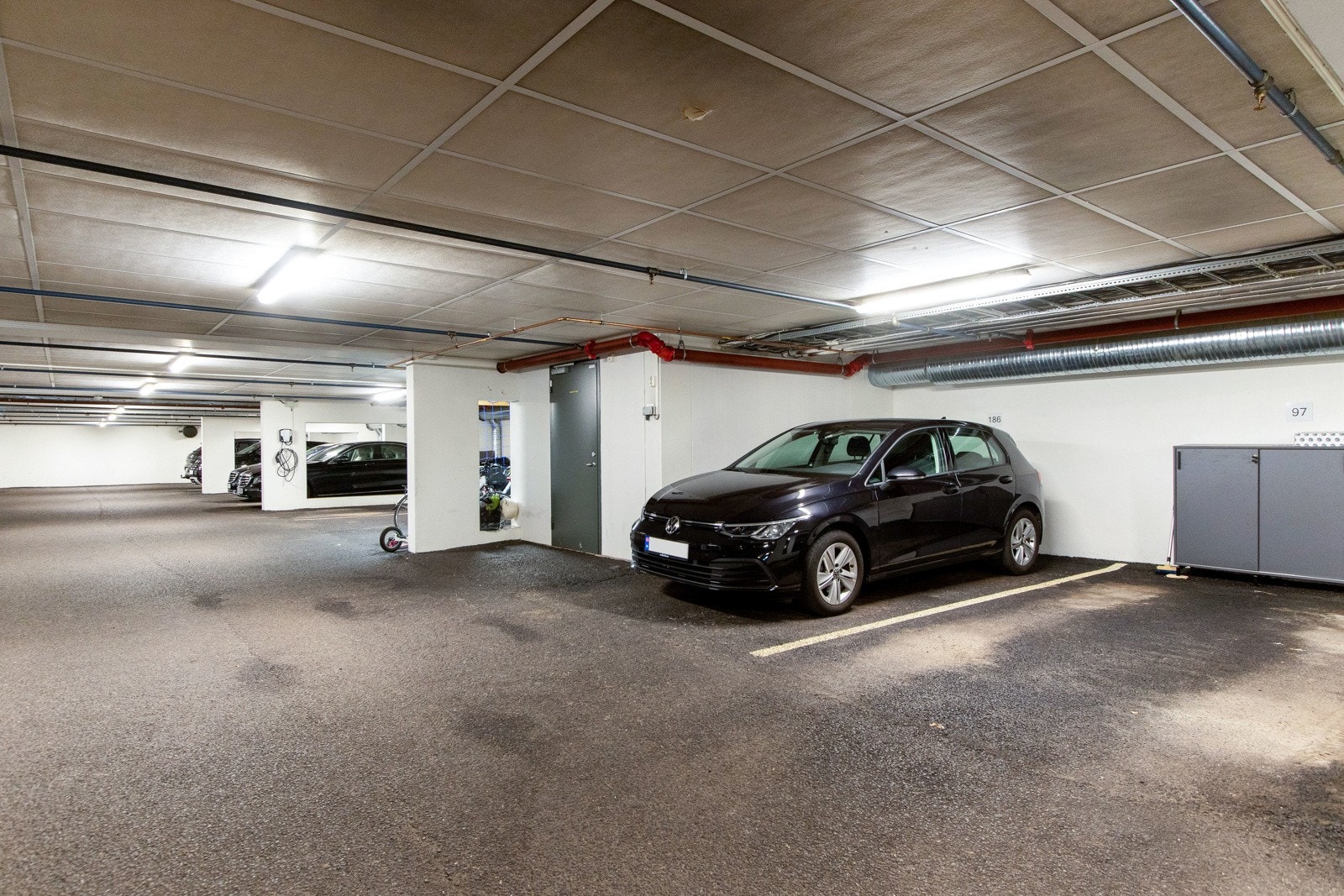 Det medfølger to parkeringsplasser i felles garasjeanlegg med heisadkomst direkte opp til leiligheten. Det er mulig å koble til egen ladeboks. Galleribilde