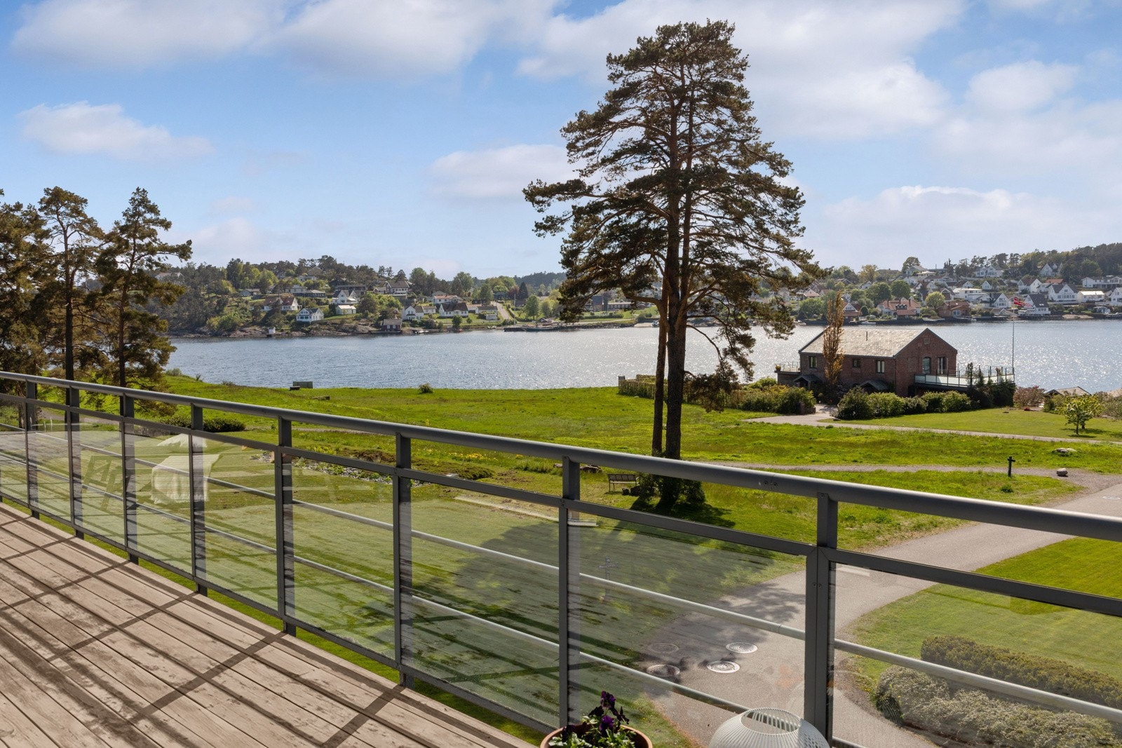 Terrassen har spaltegulv av tre og et luftig rekkverk i stål og glass som gjør at utsikten kan nytes uhindret. Galleribilde