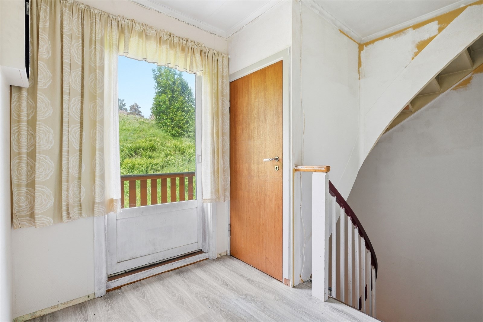Gangen i andre etasje har en lakkert tretrapp og gir tilgang til soverommene, badet og en balkong. Også adkomst til loft, og lagring. Galleribilde