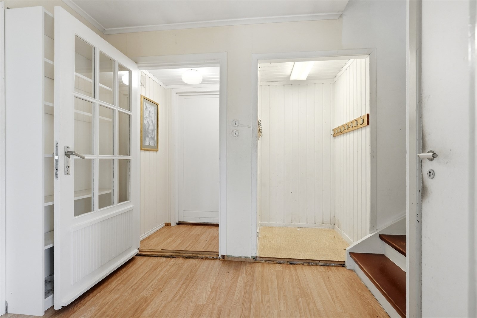 God plass til å henge av seg yttertøy og sko. Galleribilde