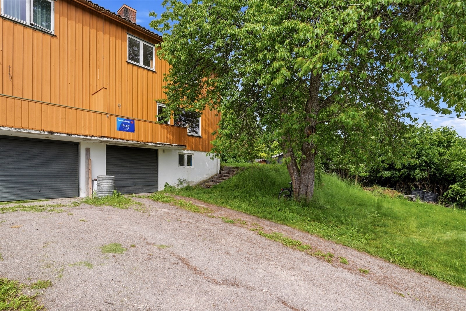Integrert garasje i kjelleretasjen med adkomst fra gårdsplass. Galleribilde