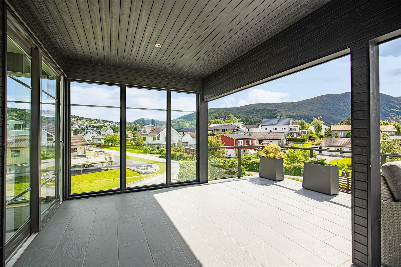 Uteplassen har skyvedør fra spisestuen Galleribilde