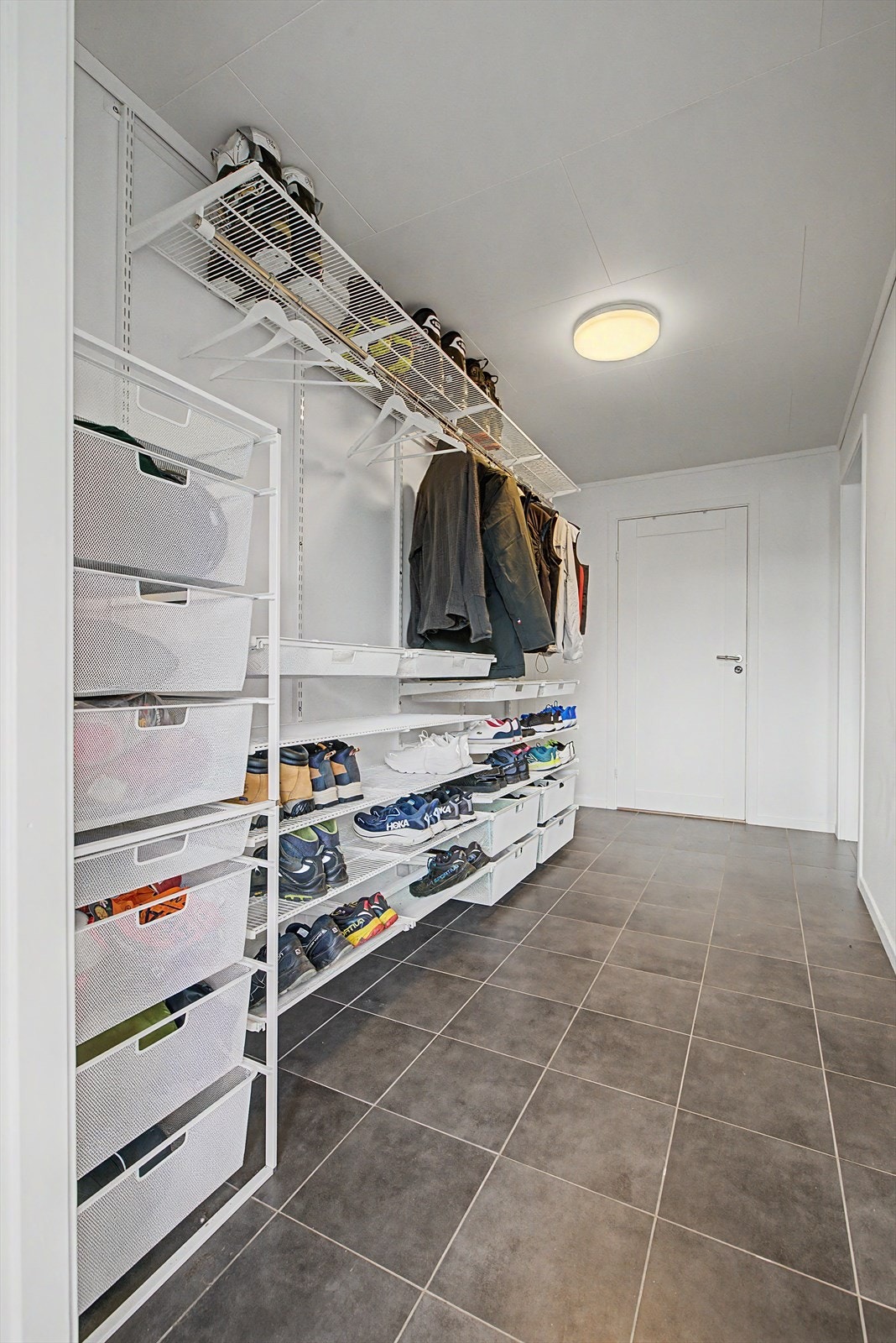 Garderobe med biingang Galleribilde