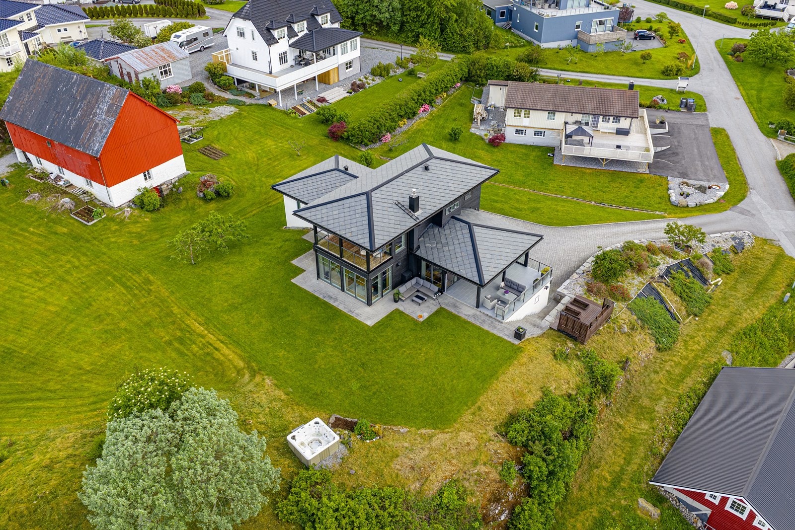 Romslig tomt med solrik beliggenhet Galleribilde