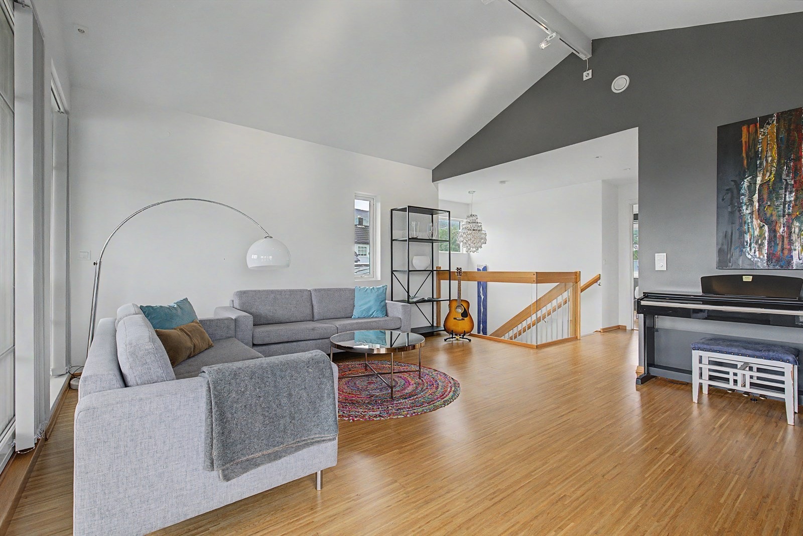 Loftstue med store vindusflater og naturlig lysinnslipp Galleribilde