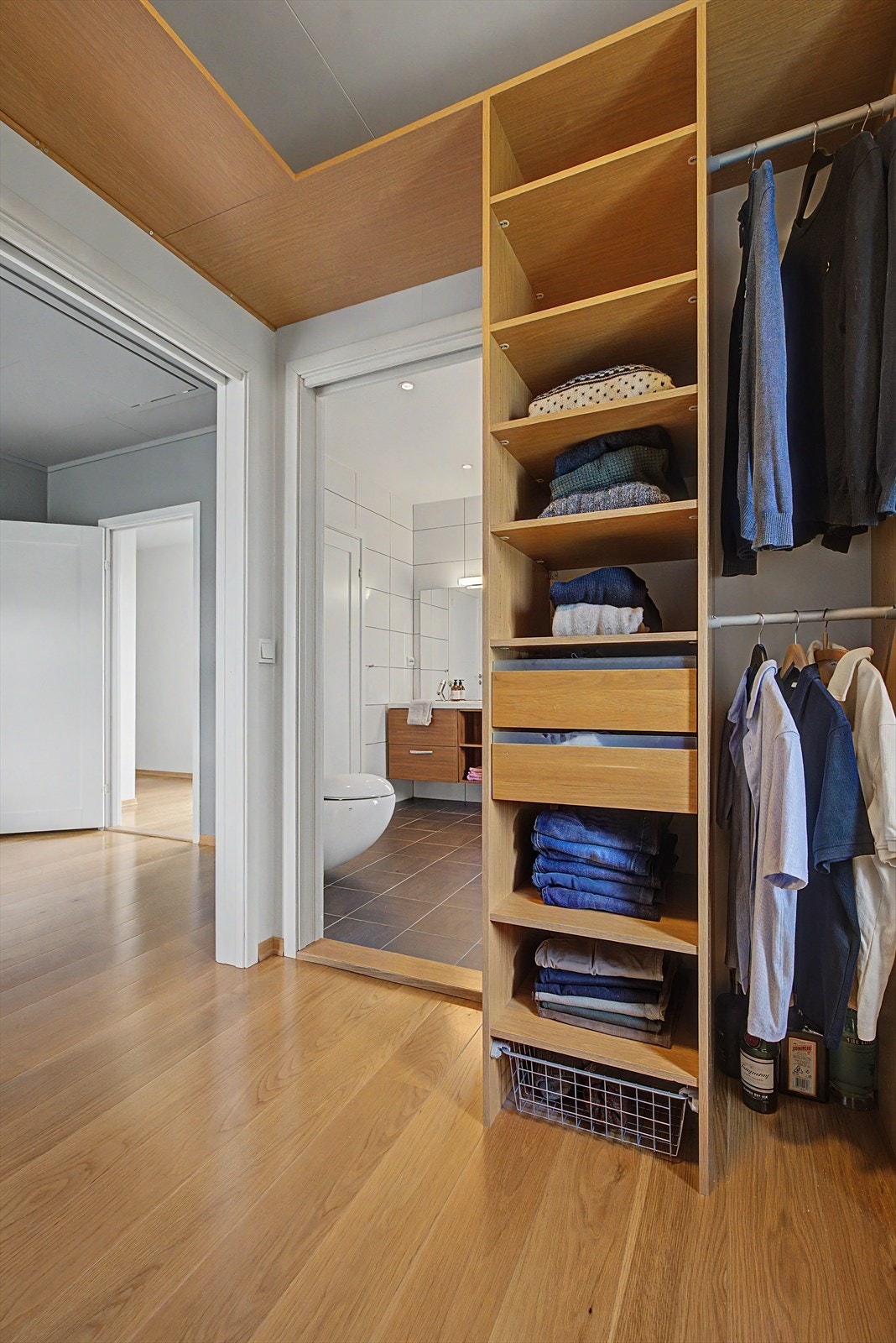 Walk in closet fra hovedsoverom Galleribilde