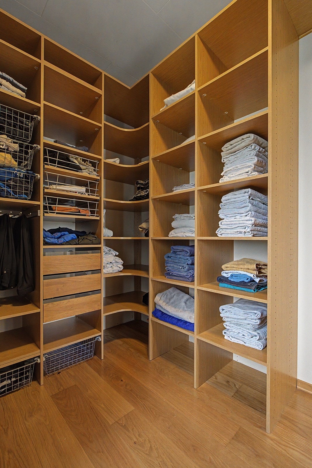 Walk in closet fra hovedsoverom Galleribilde
