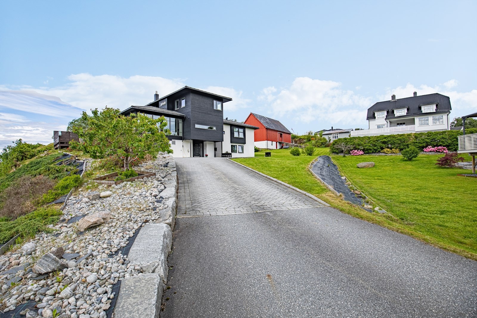 Romslig innkjørsel med toppdekke av beleggningsstein Galleribilde