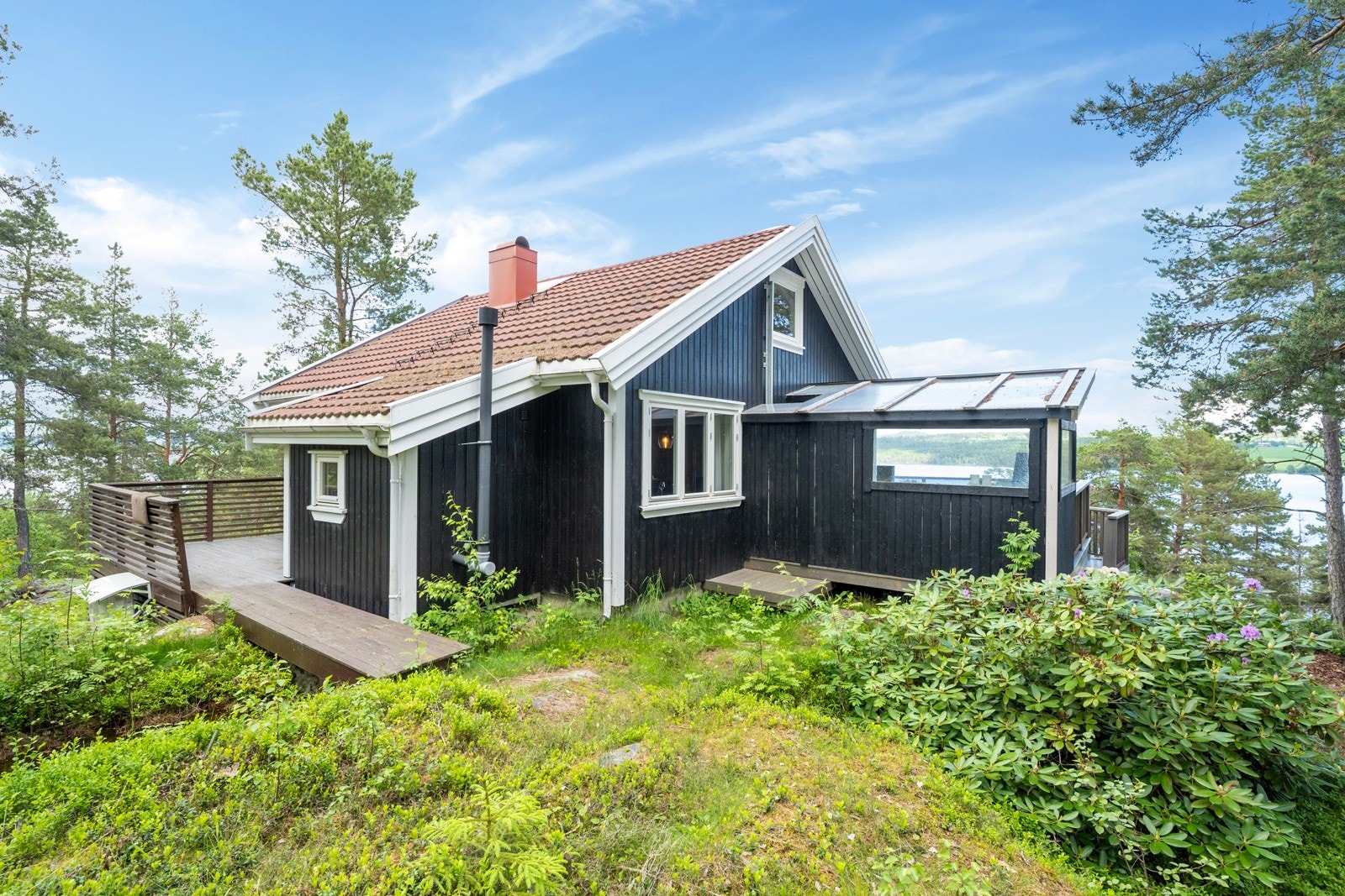 Inngang til hytta fra baksida der er det også terrasse Galleribilde