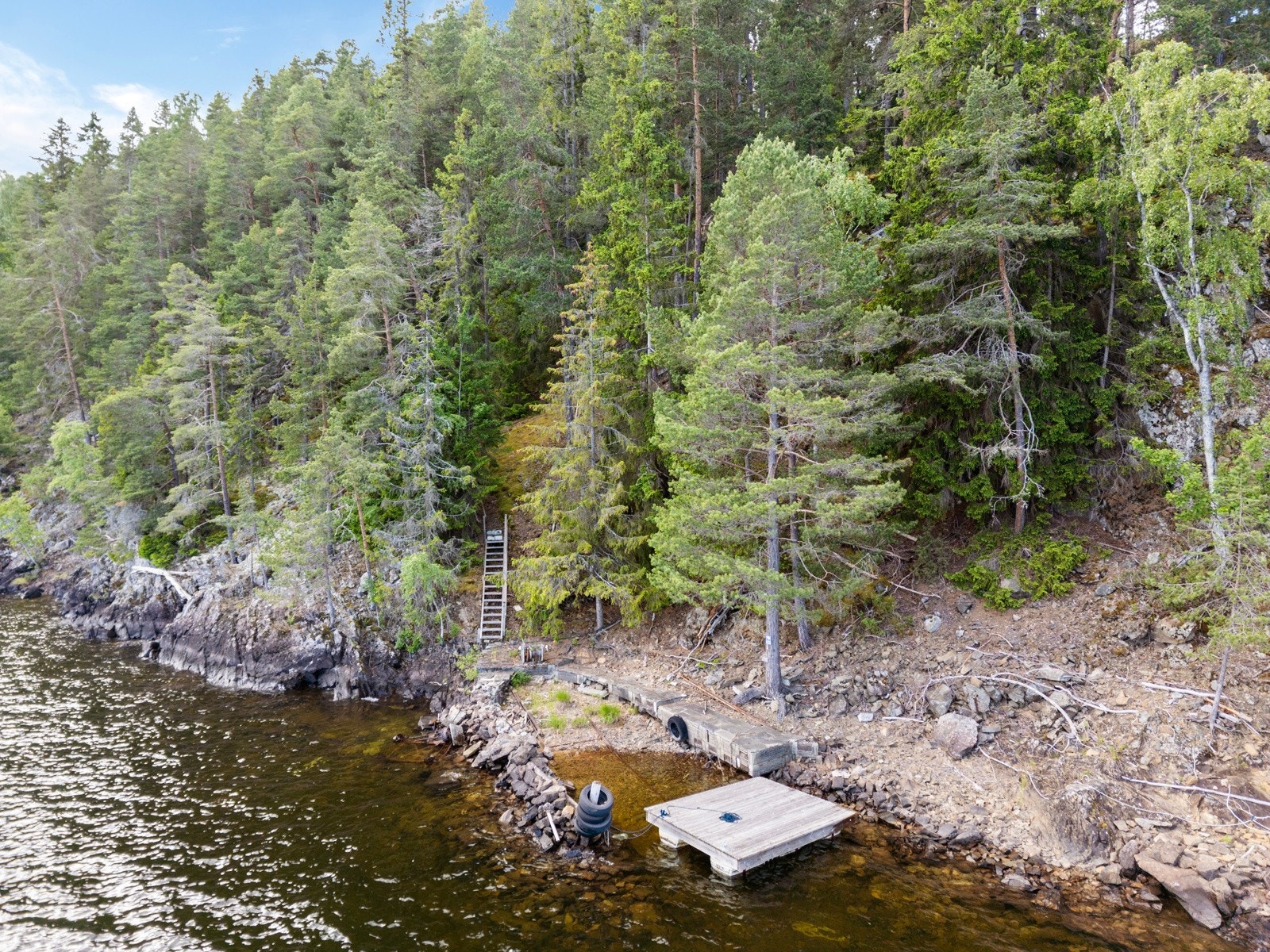 Rett til brygge- og båtplass - bratt gangsti med trapp fra hytta og ned til Mjøsa Galleribilde