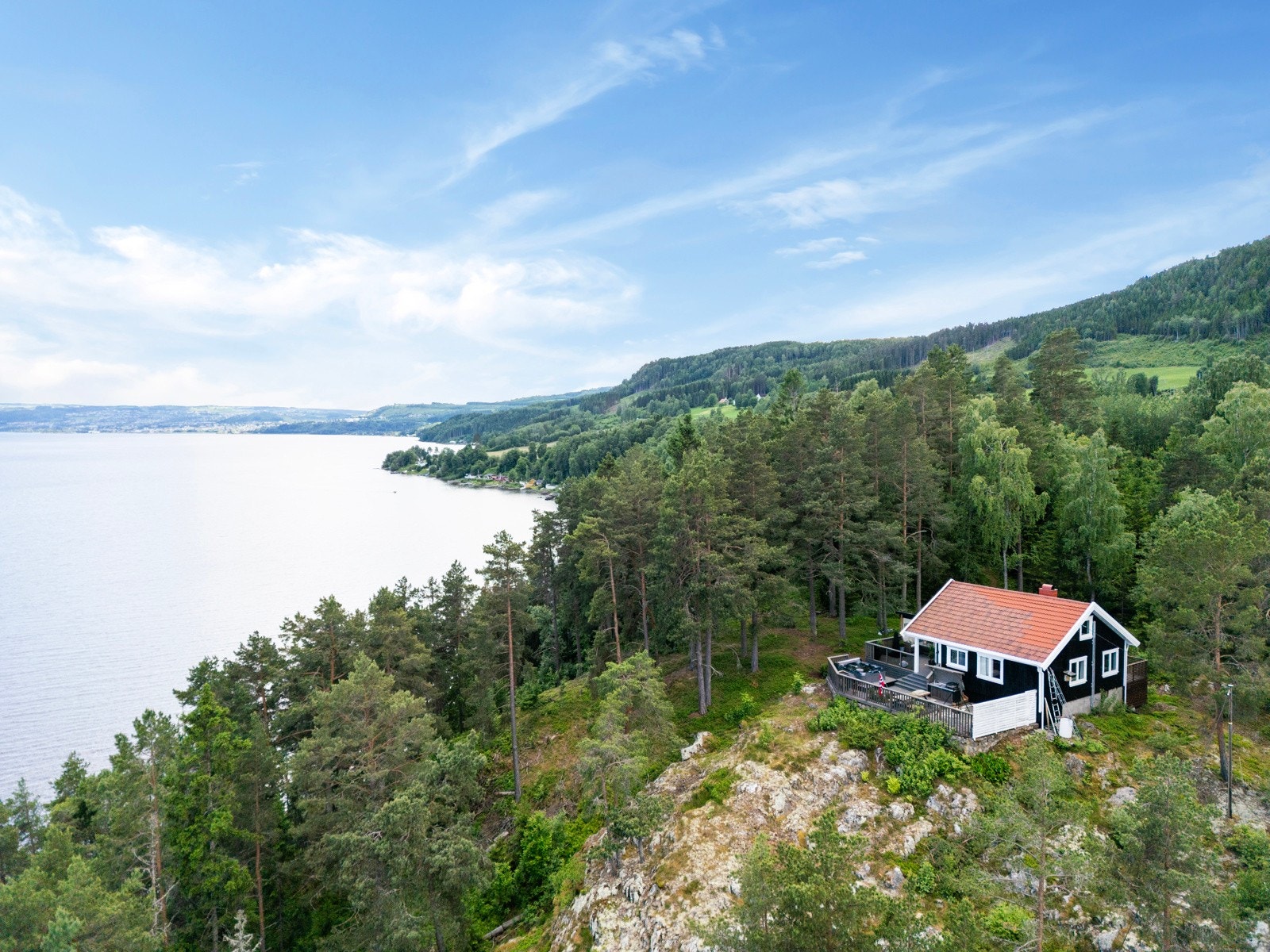 Usjenert beliggenhet på en knaus ved Mjøsa Galleribilde