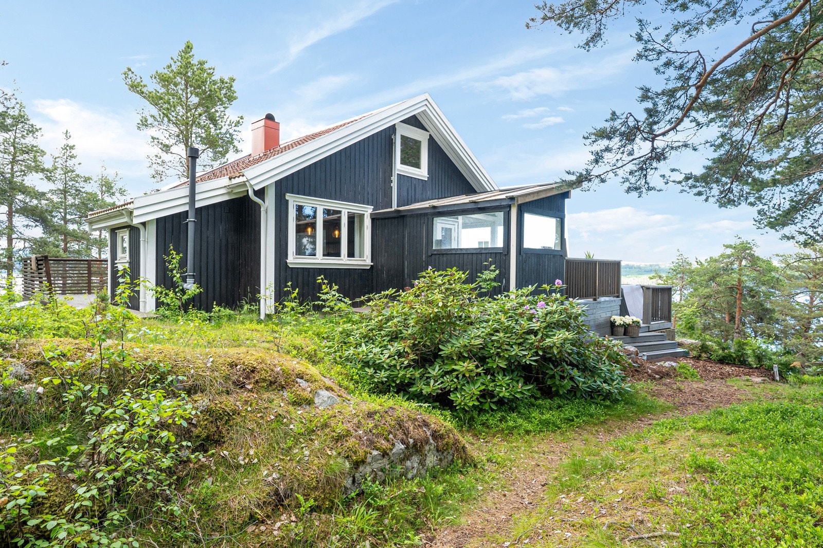 Hytta ligger på knaus mellom riksveg 4 og Mjøsa ved tidligere Kolberg Kro - nord for Gjøvik sentrum Galleribilde