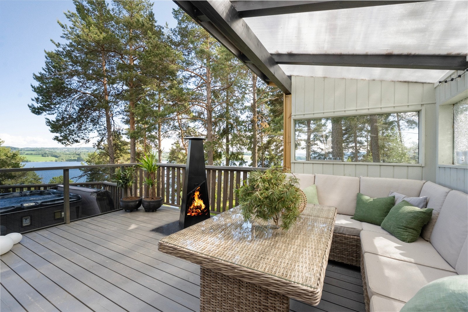 Delvis overbygd stor terrrasse - her kan du nyte late sommerdager i fred og ro Galleribilde