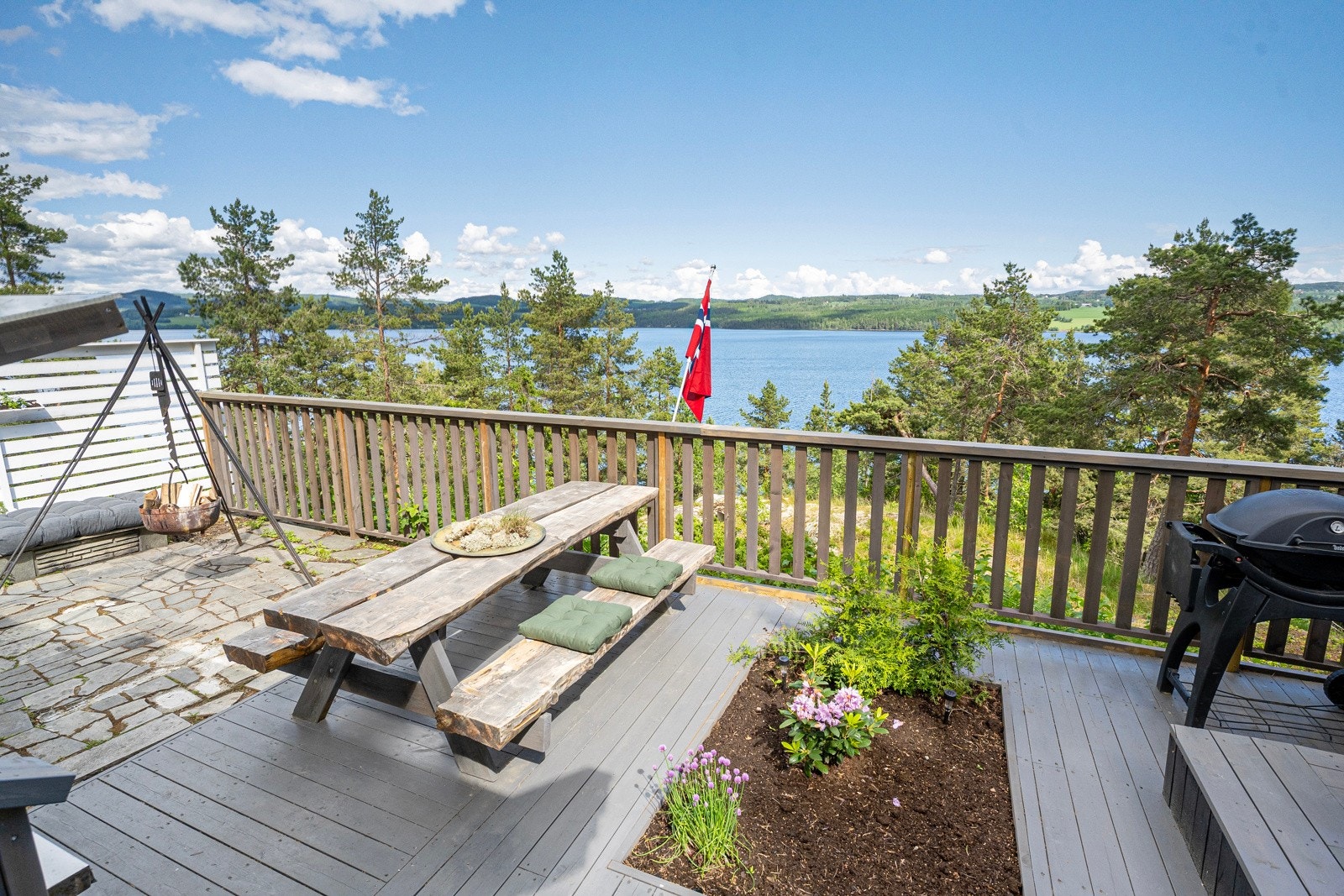 Her er det mange kvadratmeter med terrasse for å nyte late sommerdager Galleribilde