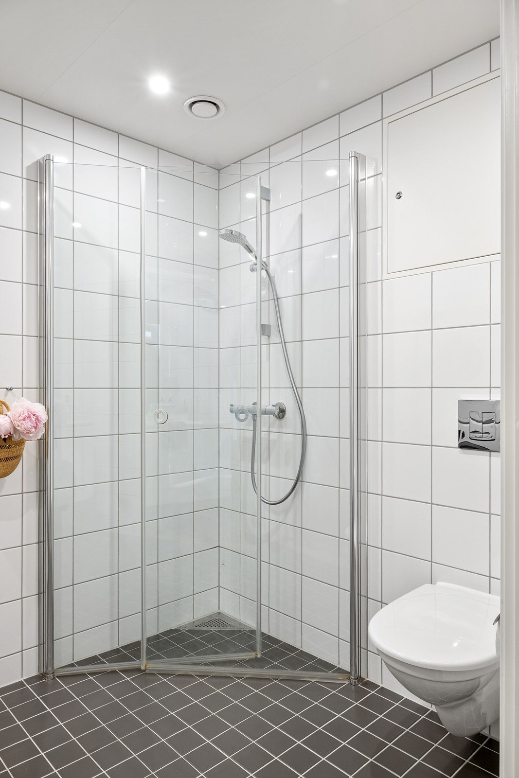 Romslig dusjhjørne med glassvegger og flislagte overflater. Galleribilde