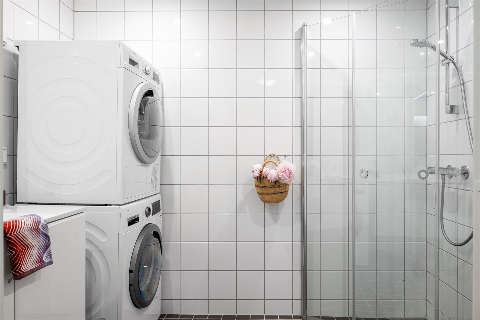 Badet har opplegg for både vaskemaskin og tørketrommel. Galleribilde