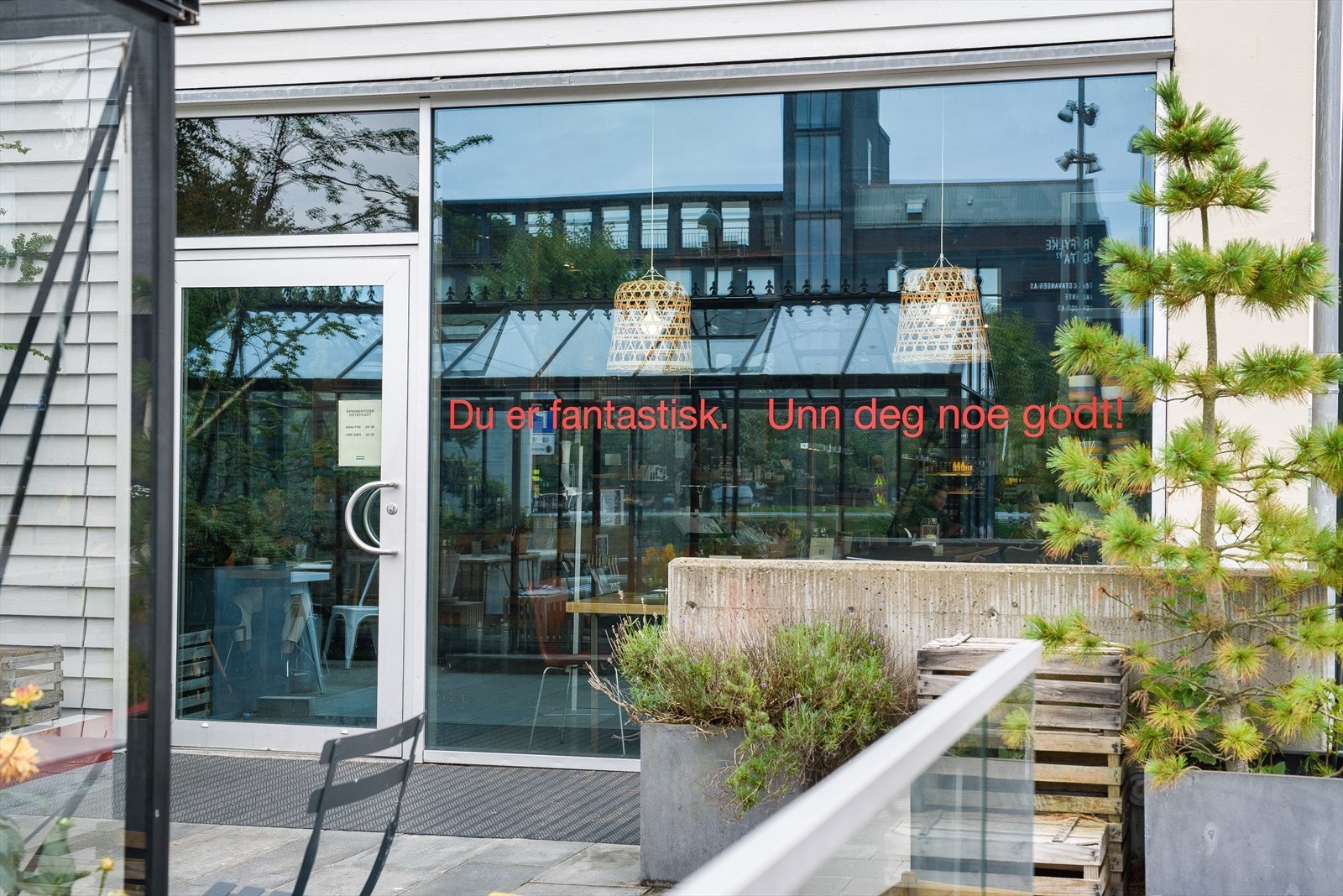 Området byr på et rikt utvalg av kaféer, restauranter og butikker. Galleribilde
