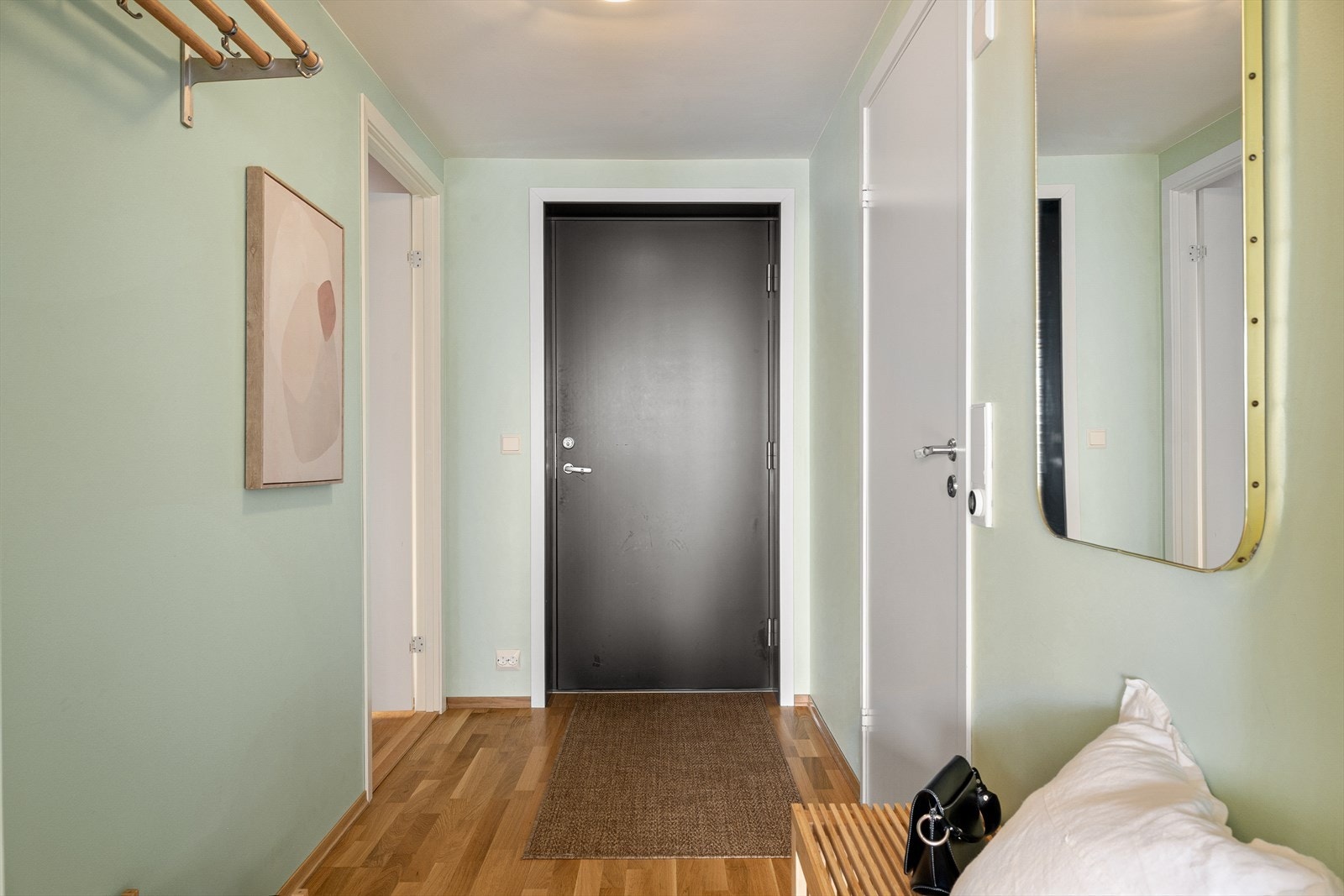 Entré med plass til oppbevaring av yttertøy og sko. Galleribilde