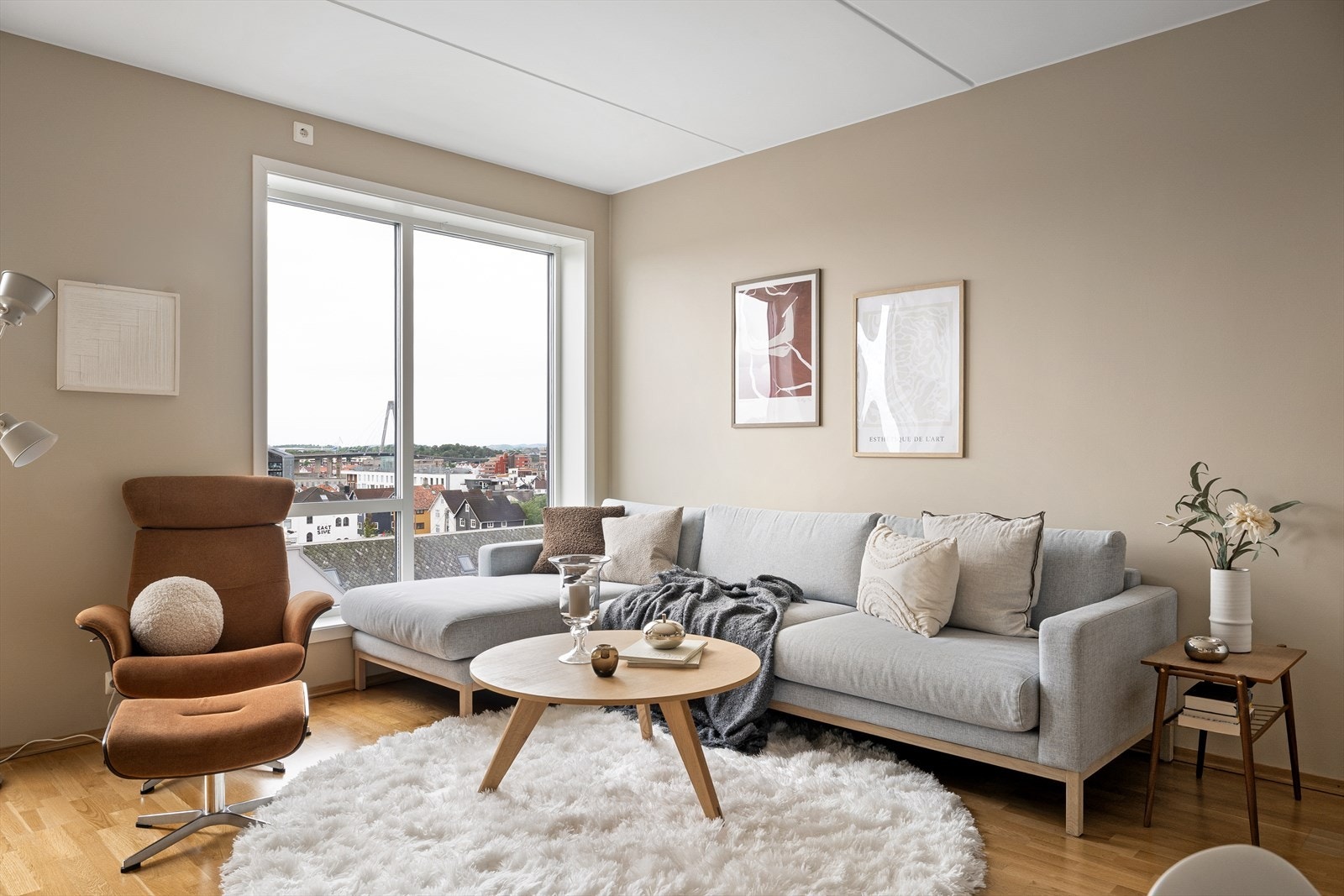 Stuen fremstår som lun og harmonisk, med plass til sofagruppe og øvrig møblering. Galleribilde