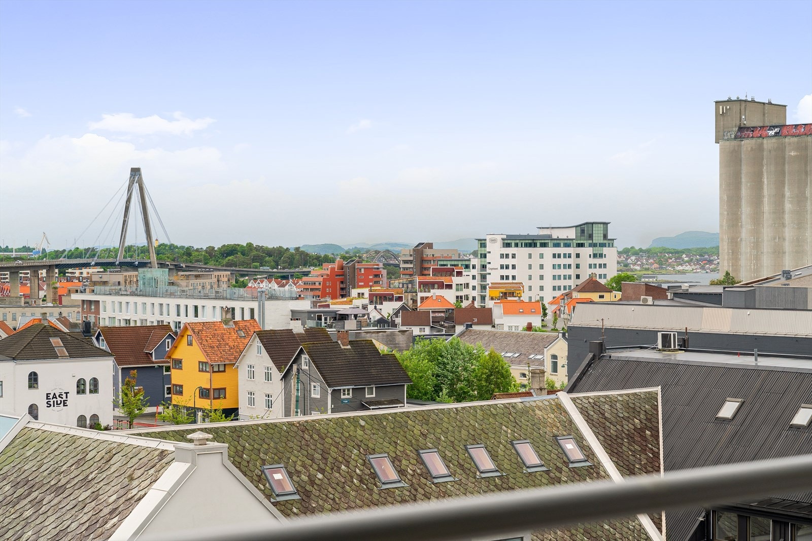 Fra balkongen kan du nyte flott utsikt over Stavanger Øst. Galleribilde