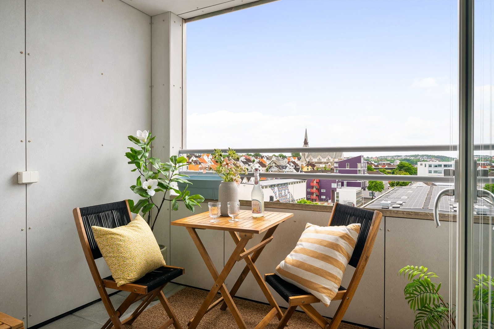 Overbygd balkong med plass til sittegruppe og flott utsyn over nærområdet. Galleribilde