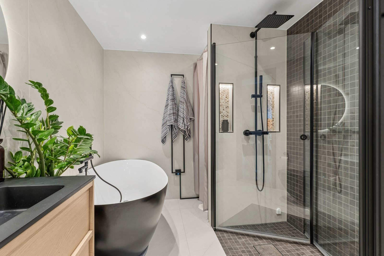 Bak opphenget er det opplegg for egen vaskemaskin på badet. Galleribilde