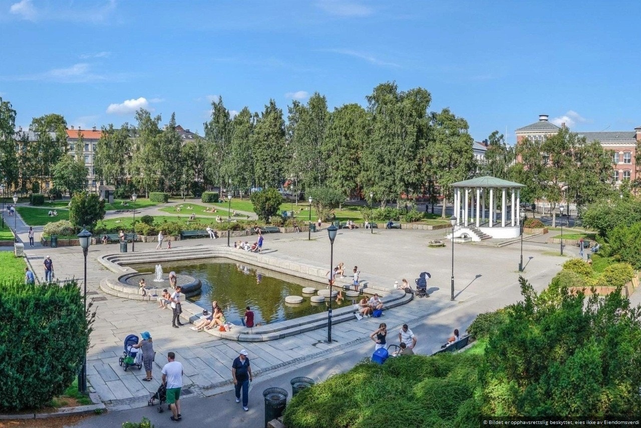 Birkelunden - hjertet av Grünerløkka. Her møtes folk til konserter, solfylte pikniker, eller bare for en rolig spasertur blant trærne midt i byen. Galleribilde