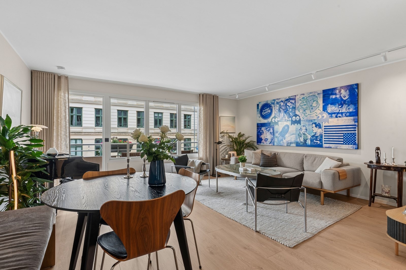Stuen er lys og innbydende med store vindusflater som slipper inn rikelig med dagslys. Galleribilde