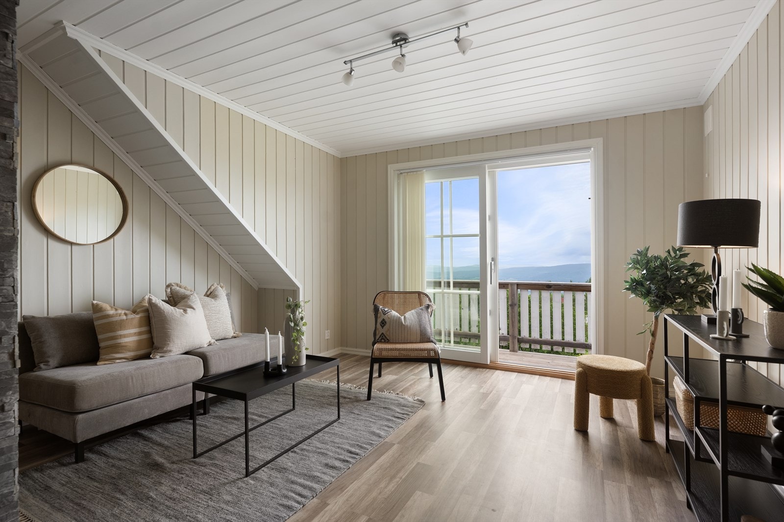 I 2. etasje finner du en hyggelig loftstue som ligger sentralt plassert mellom to av soverommene. Galleribilde