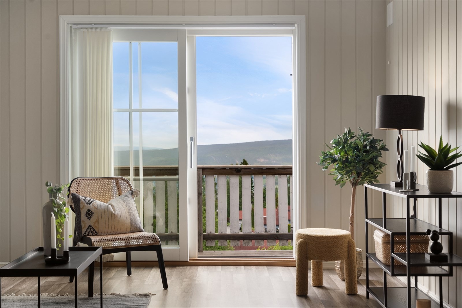 Fra loftstuen er det direkte utgang til en balkong med nydelig utsikt over nærområdet og det omkringliggende landskapet. Galleribilde