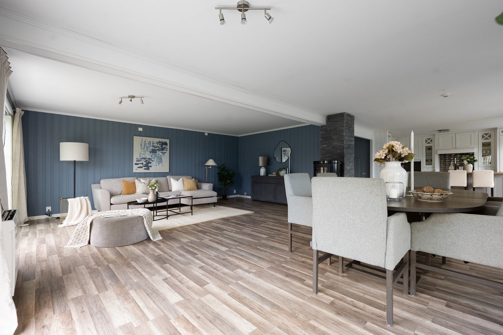 Den åpne planløsningen gjør det enkelt å samle familie og venner rundt spisebordet, samtidig som stuedelen innbyr til avslapning. Galleribilde