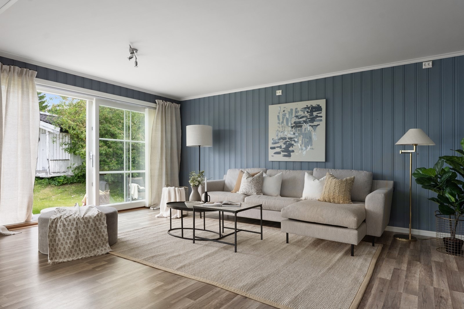 Fra oppholdsrommet er det direkte utgang til verandaen, noe som gir en naturlig forlengelse av stuen i sommerhalvåret. Galleribilde
