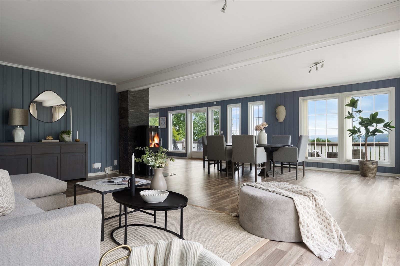 Her får du en attraktiv familiebolig med sokkelleilighet og fin utsikt. Det er totalt 5 soverom og 3 bad, samt loftstue, garasje og lader. Galleribilde
