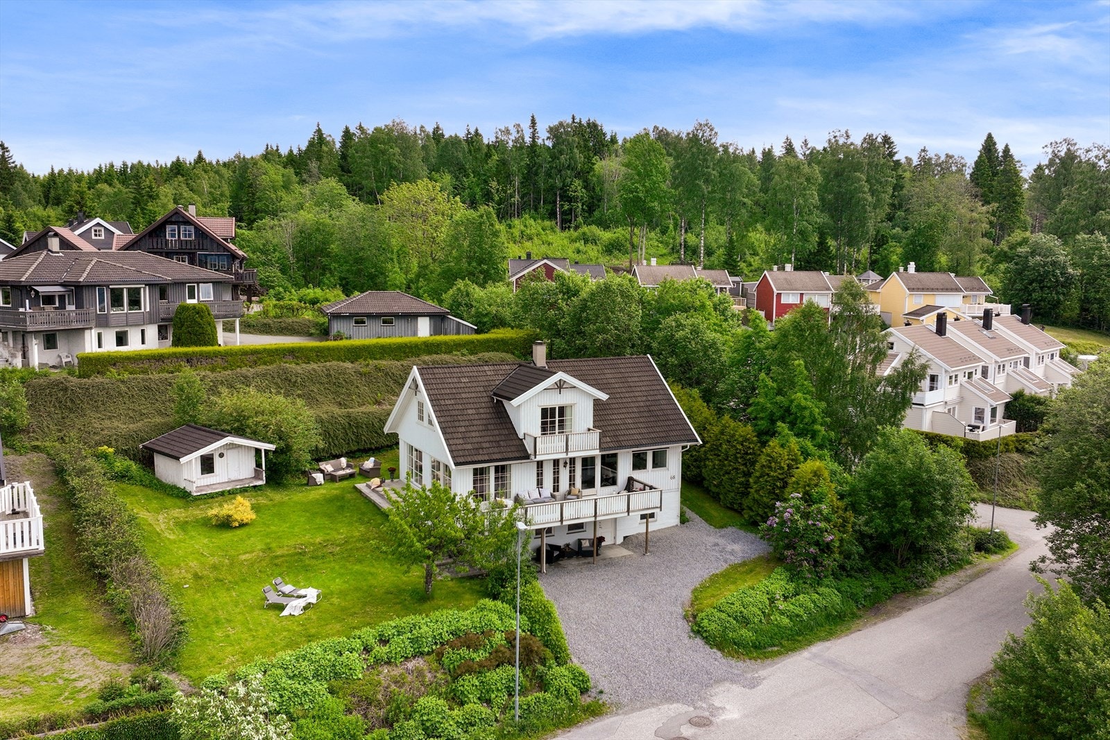 Eiendommen har en gruslagt innkjørsel med gode parkeringsmuligheter på egen tomt. Galleribilde