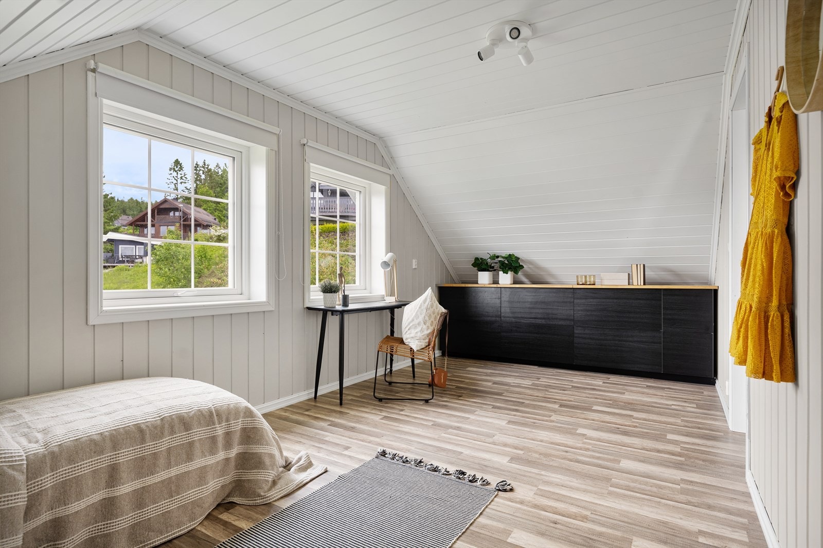 Her har du plass til både seng, skrivebord og kommode. Galleribilde