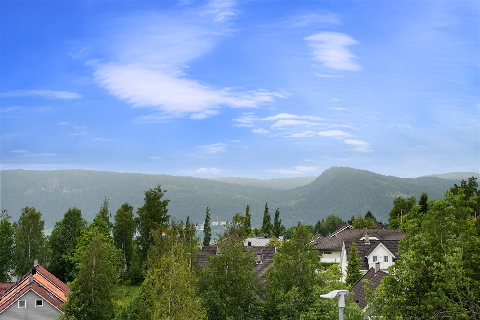 Her har du umiddelbar nærhet til skogen med ro og flotte turstier. Galleribilde