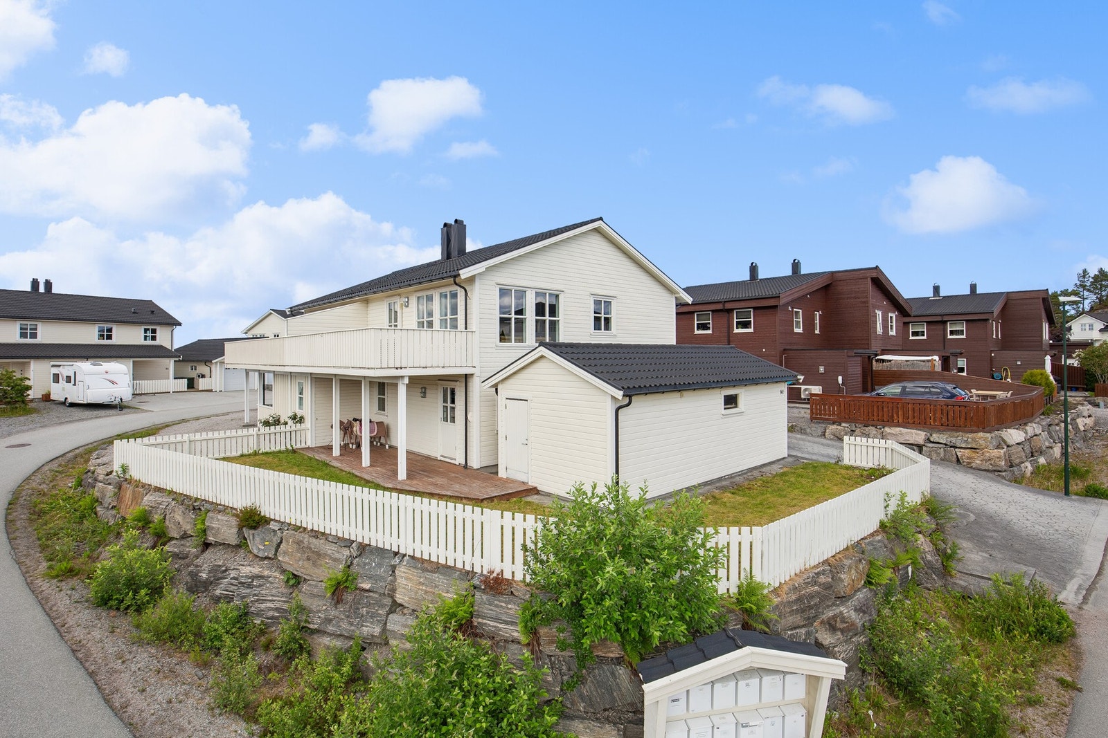 En vertikaldelt tomannsbolig med fin og barnevennlig beliggenhet Galleribilde