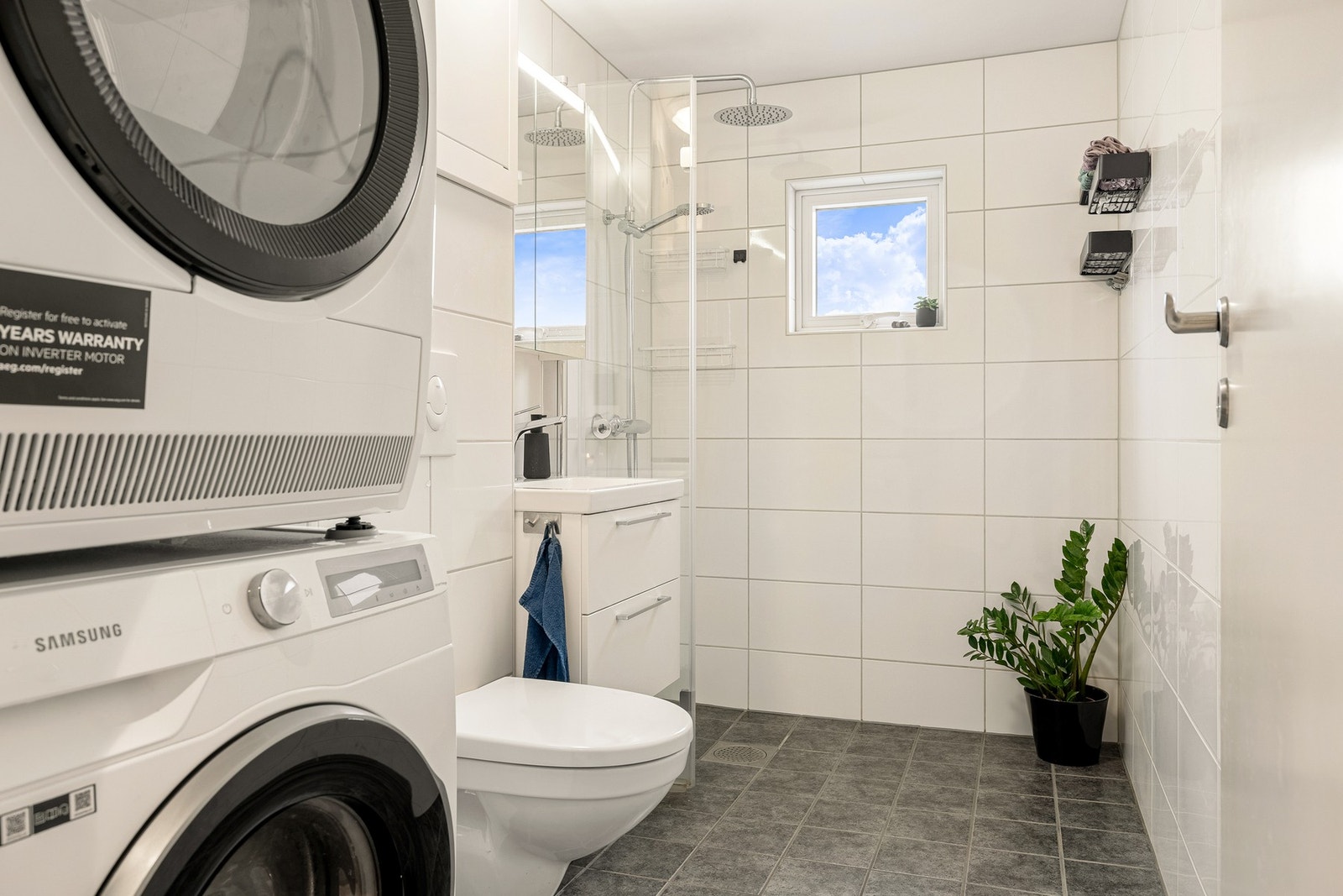 Badet måles til 4,6 kvm. og er helfliset med underliggende varmekabler. Galleribilde