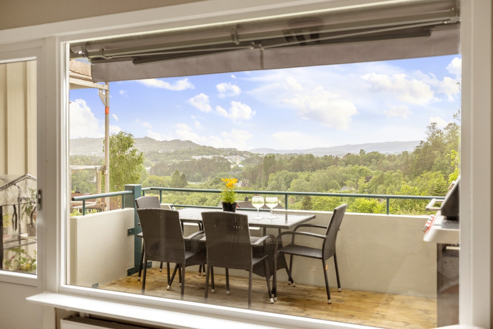 Dette er en innbydende 4-roms toppleilighet med en vestvendt terrasse, gode solforhold og nydelig utsikt! Galleribilde