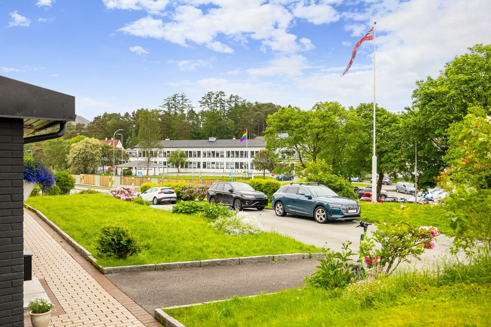 Like over veien fra leiligheten finner vi både barnehage og barneskole. Galleribilde