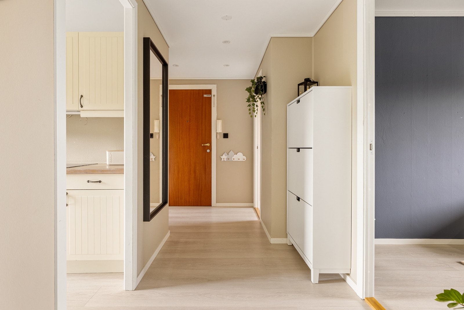 Her er det god plass til garderobeløsninger som gir praktisk oppbevaring av yttertøy og sko, samtidig som entréen gir et ryddig og funksjonelt førsteinntrykk av boligen. Galleribilde