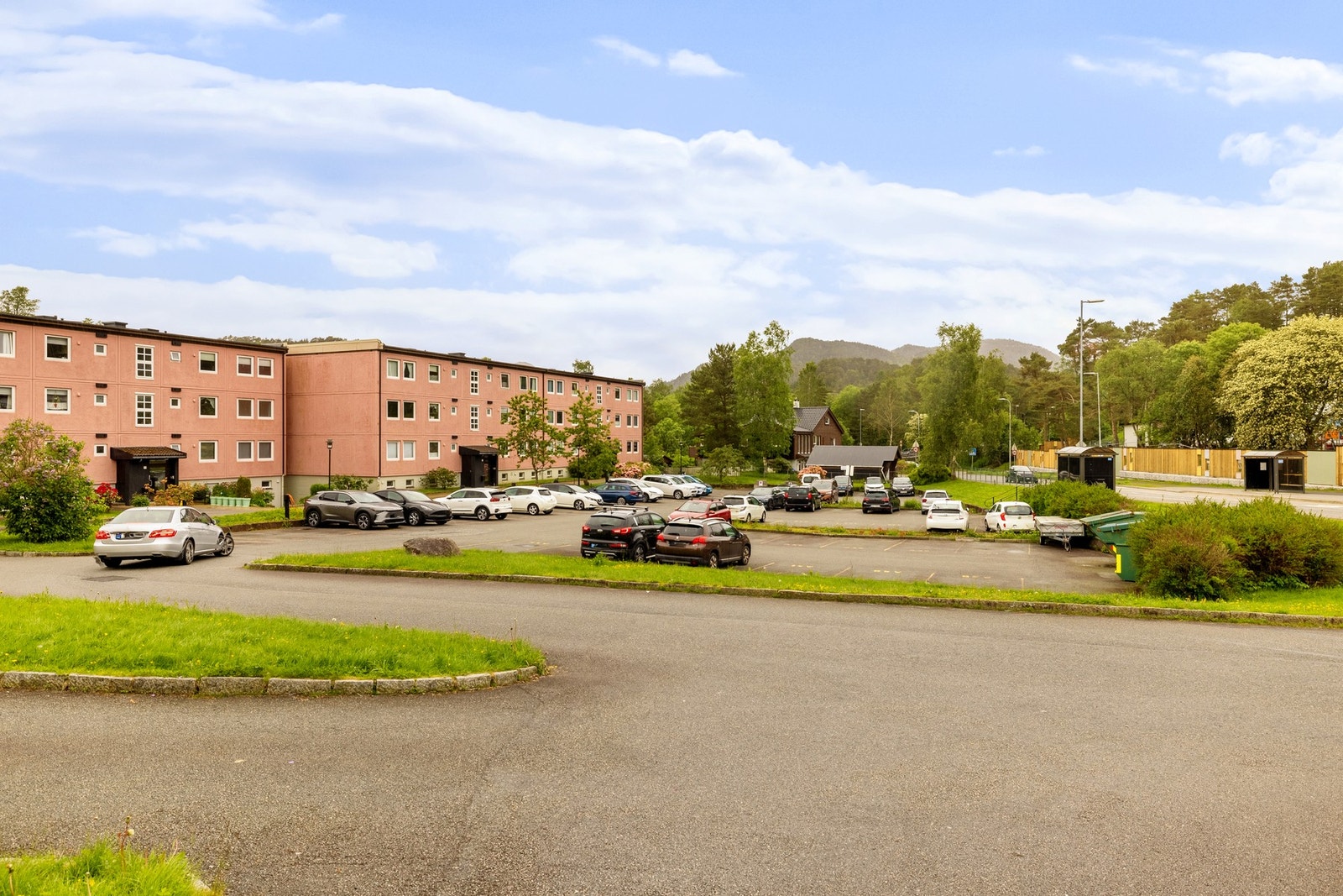 For parkering har borettslaget totalt 441 parkeringsplasser ute og i garasje som tildeles etter ansiennitet og leie. Galleribilde