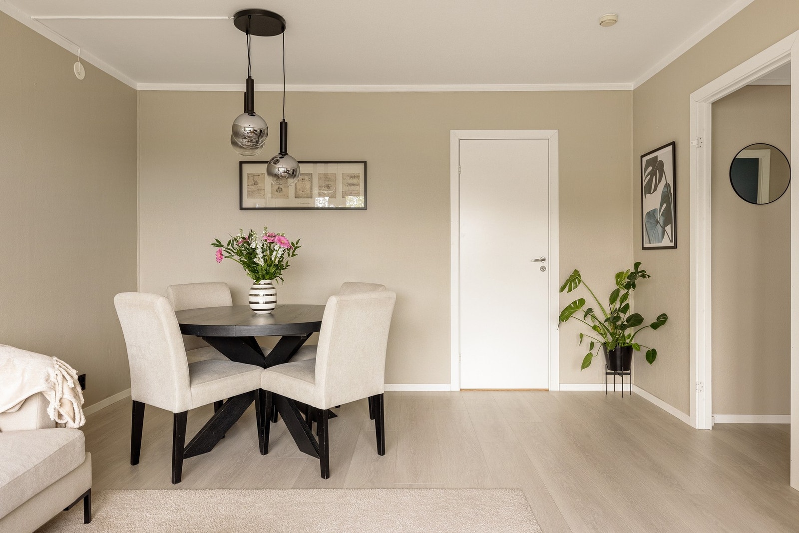 Det er god plass både til den favoriserte sofakroken og spisebord. Galleribilde
