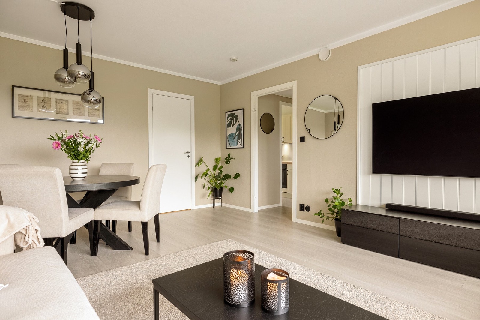 Leiligheten har en gjennomgående god standard med moderne 1-stavs laminat på gulv og bad fra 2020. Galleribilde