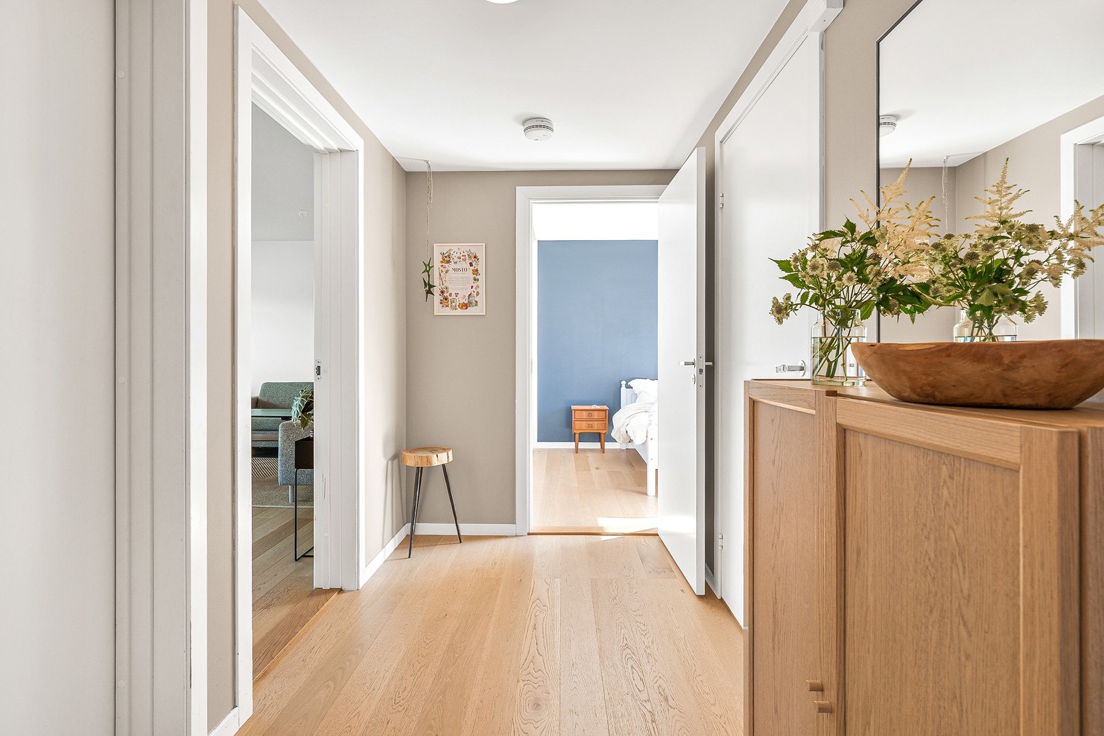 Entréen er malt i en tidsriktig og innbydende beige-fargetone Galleribilde