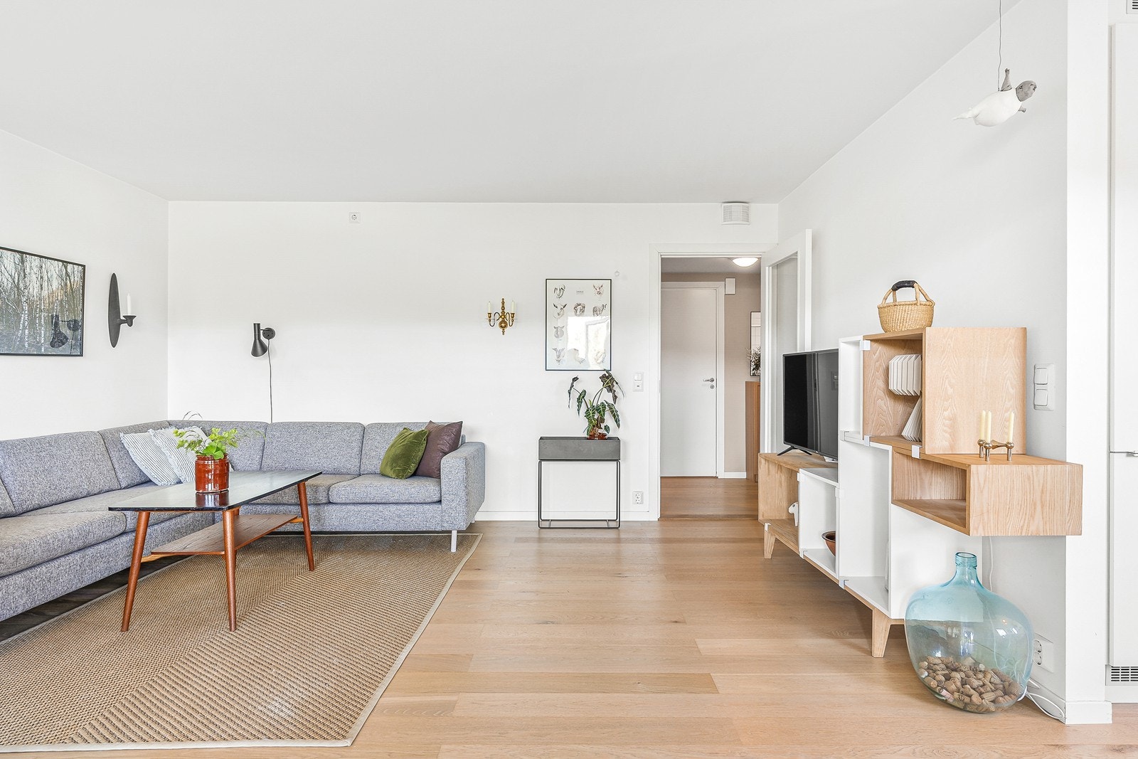 Stueområdet har en åpen planløsning med god plass til møblering etter eget ønske Galleribilde