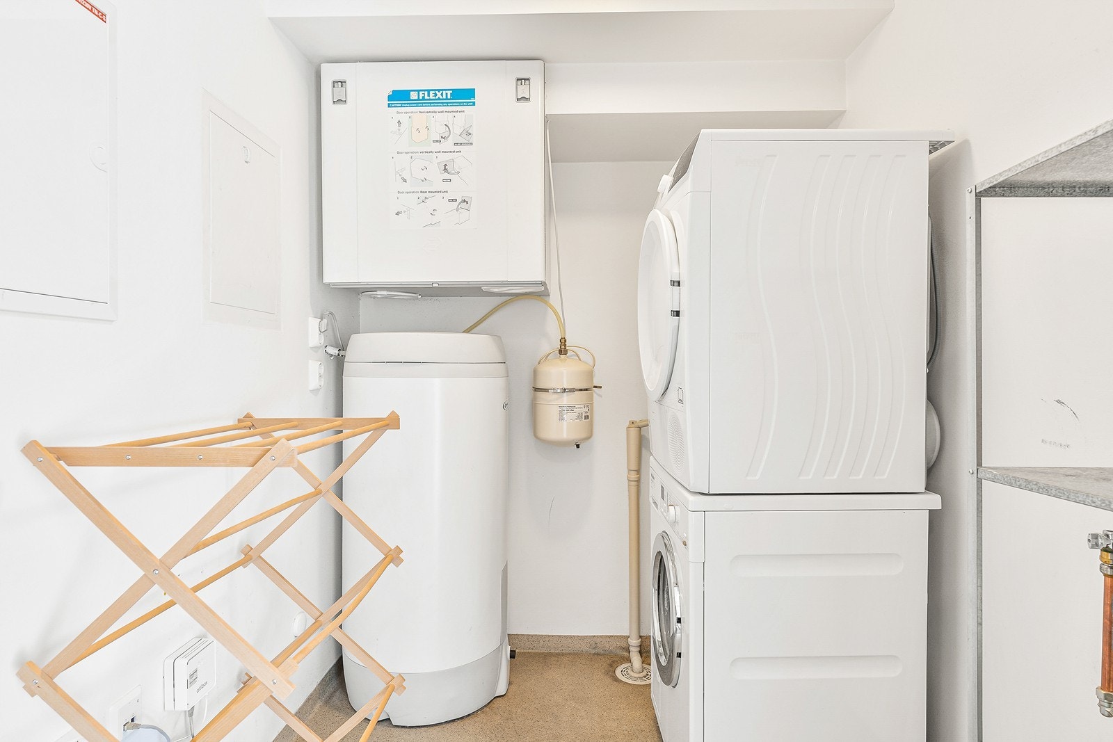 Leiligheten har separat vaskerom med vinylbelegg på gulv og slette vegger. Her finnes opplegg for vaskemaskin, samt tekniske installasjoner som sikringsskap, ventilasjonsanlegg, vannskap og varmtvannsbereder. Galleribilde