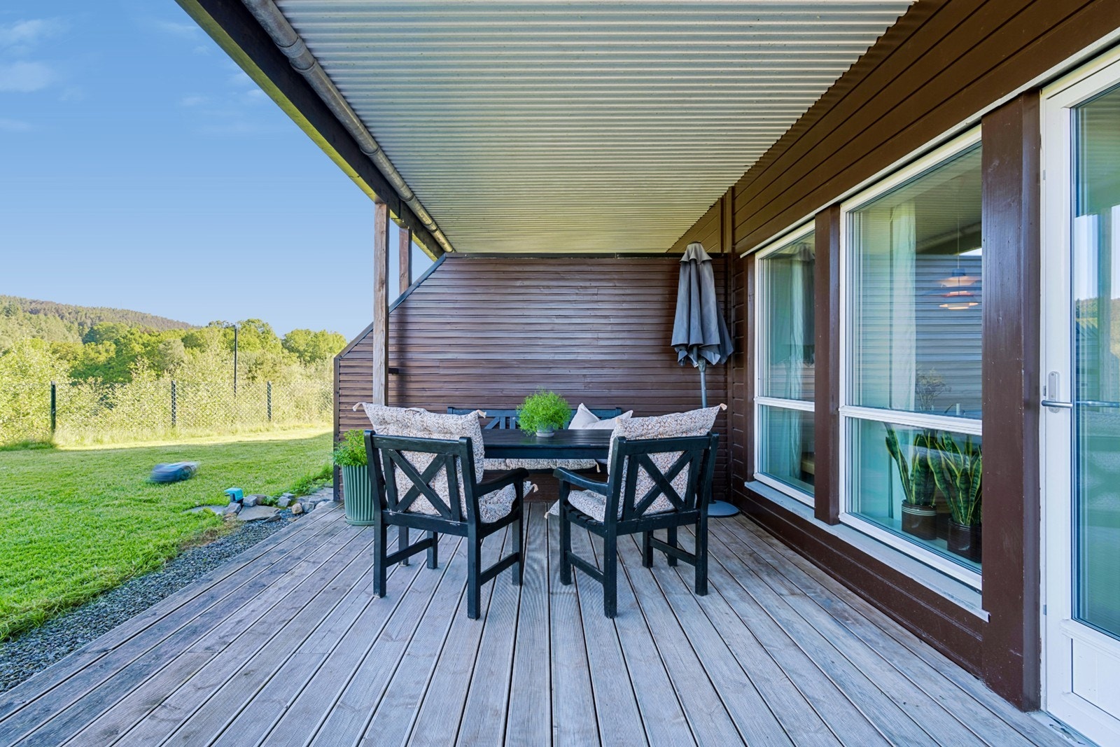 Terrasse med tredekke og skjermvegg gir et privat og praktisk uteområde. Galleribilde