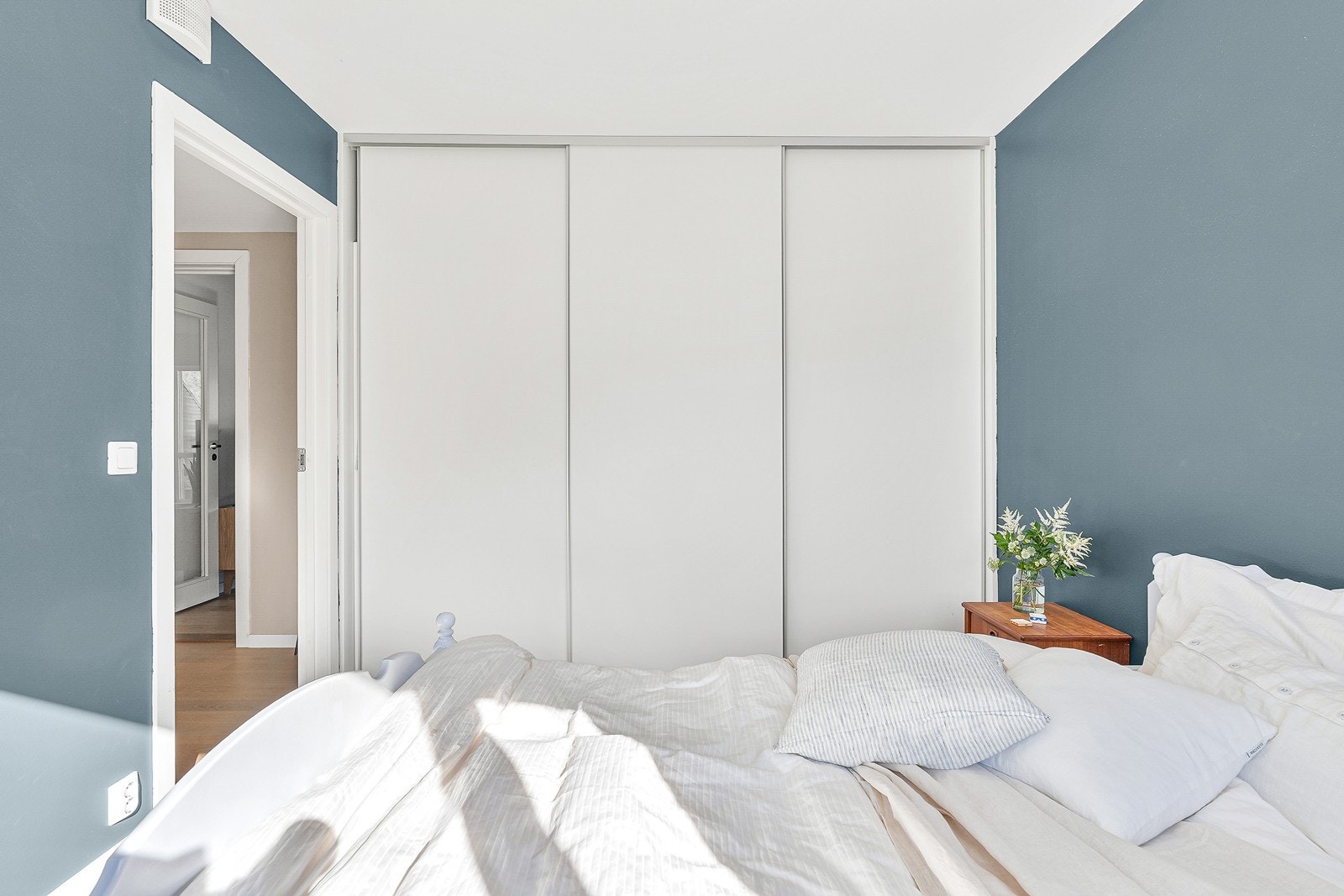 Skyvedørsgarderobe gir praktisk oppbevaringsløsning og utnytter plassen effektivt. Galleribilde