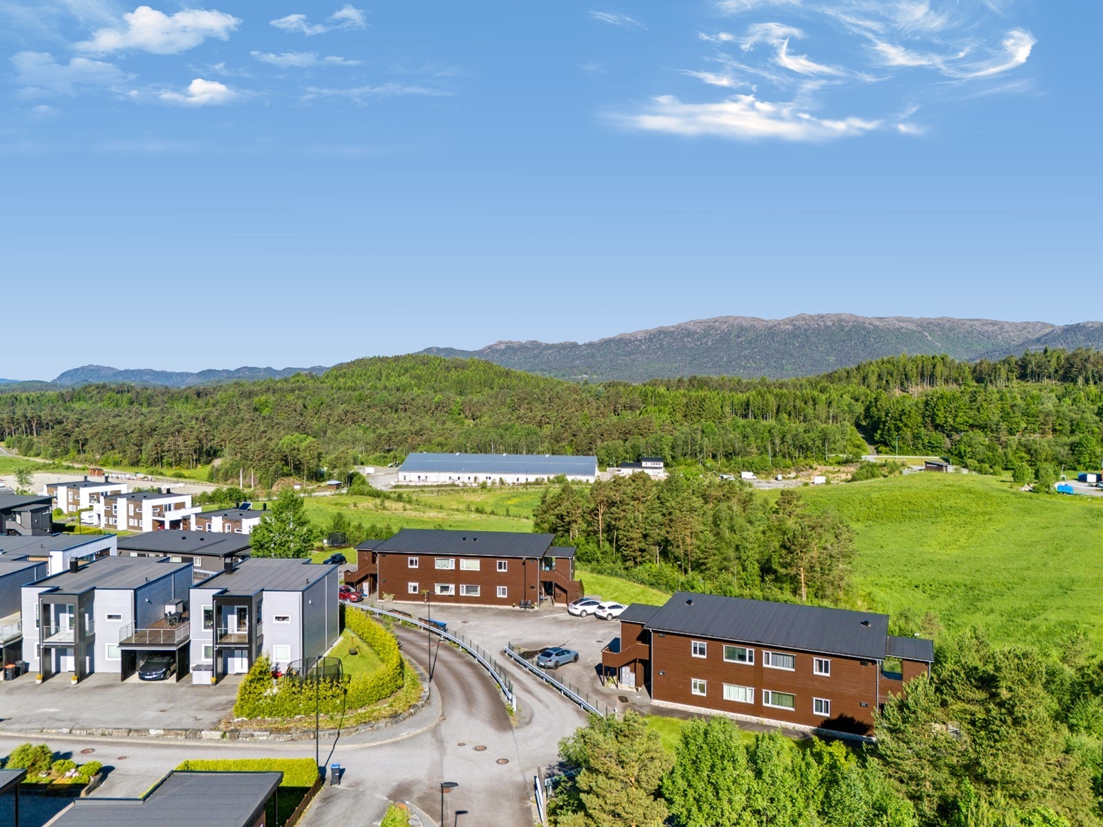 Leiligheten ligger i et populært og barnevennlig boligområde i Tysemarkjo, et nyere etablert felt med eneboliger og flermannsboliger. Galleribilde